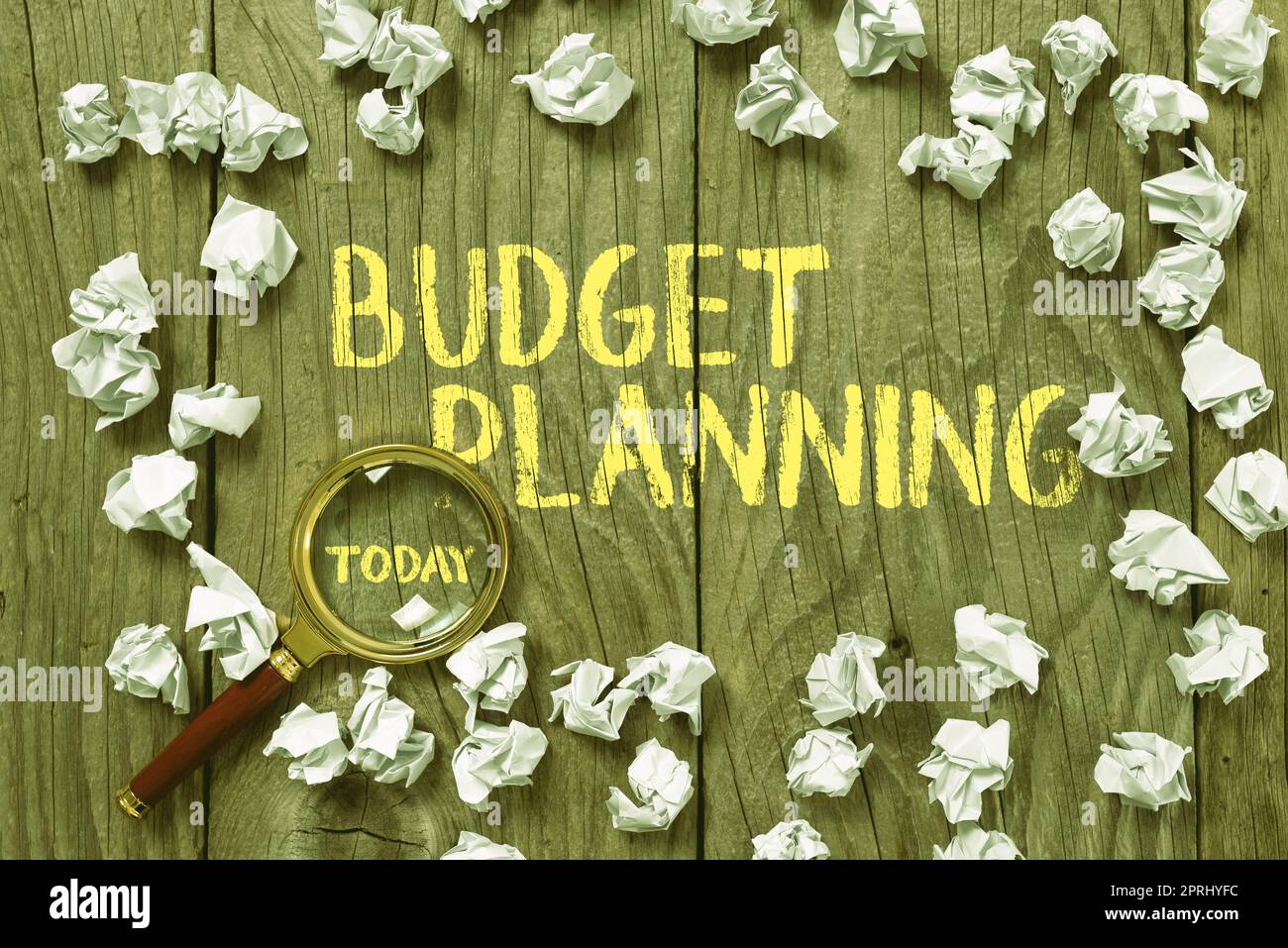 Cartello che mostra la pianificazione del budget la descrizione scritta delle spese correnti e future. Parola scritta sulla descrizione scritta delle spese correnti e future Foto Stock