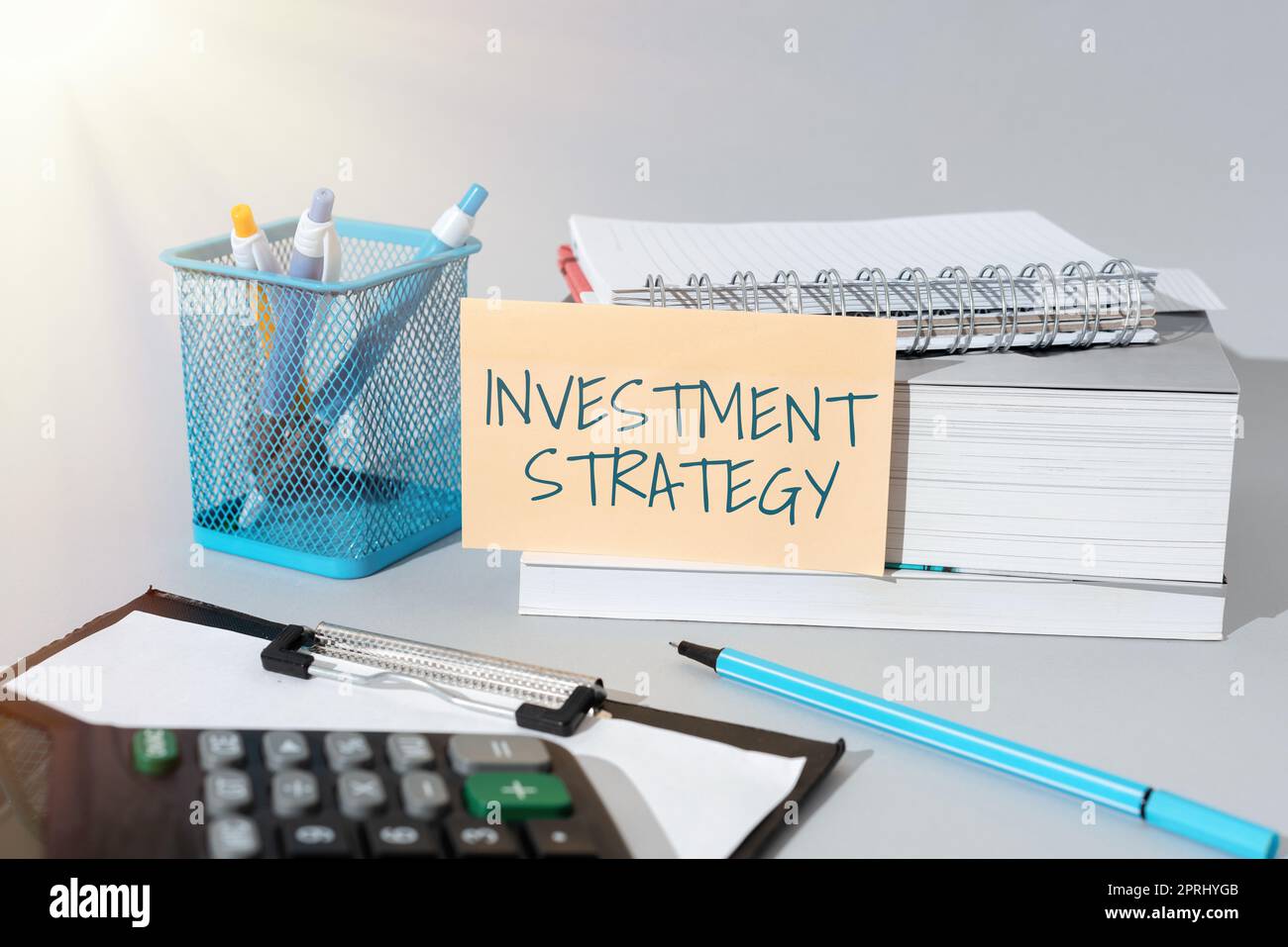 Visualizzazione concettuale strategia di investimento. Panoramica aziendale insieme di regole procedure comportamento Guida per un investitore Foto Stock
