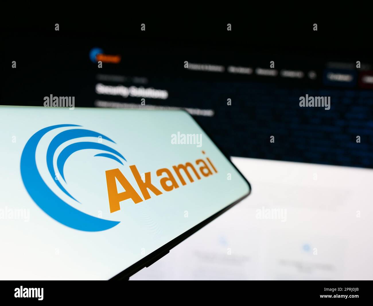 Cellulare con logo della società americana Akamai Technologies Inc. Sullo schermo davanti al sito Web aziendale. Messa a fuoco al centro a sinistra del display del telefono. Foto Stock