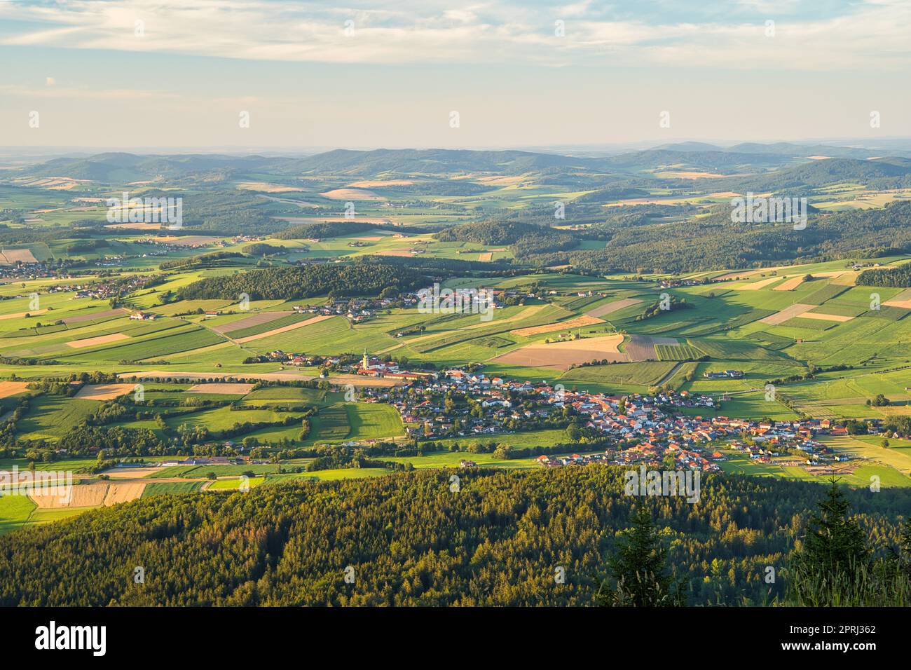 Vista dal monte Hohenbogen a Neukirchen Heiligblut, una piccola cittadina nella foresta bavarese. Foto Stock