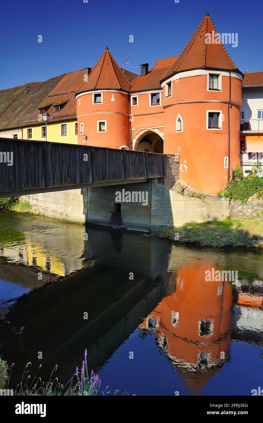 Il colorato Biertor famoso con il ponte sul fiume Regen a Cham, Baviera. Foto Stock