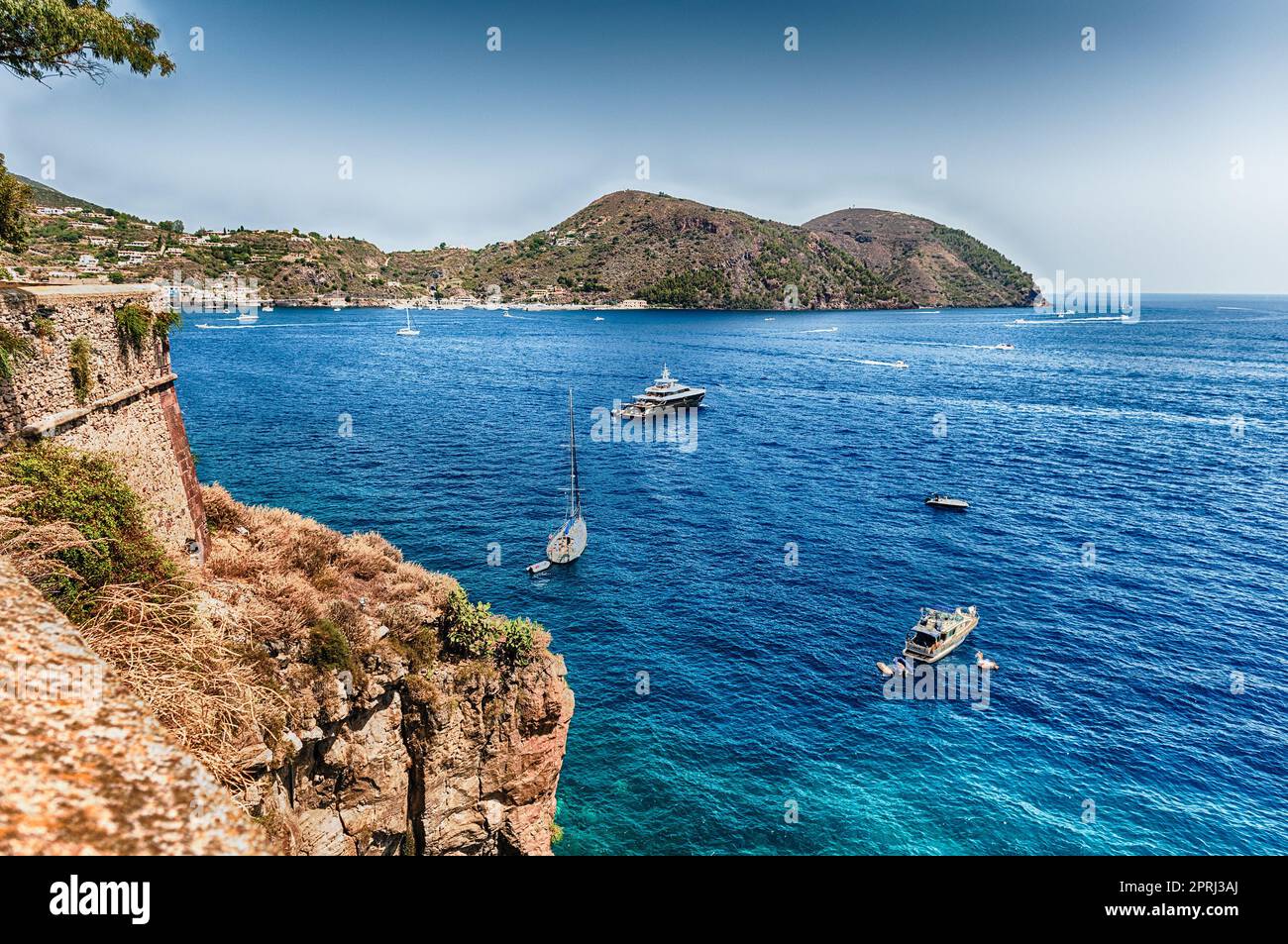 Il panoramico lungomare di Lipari, Isole Eolie, Italia Foto Stock