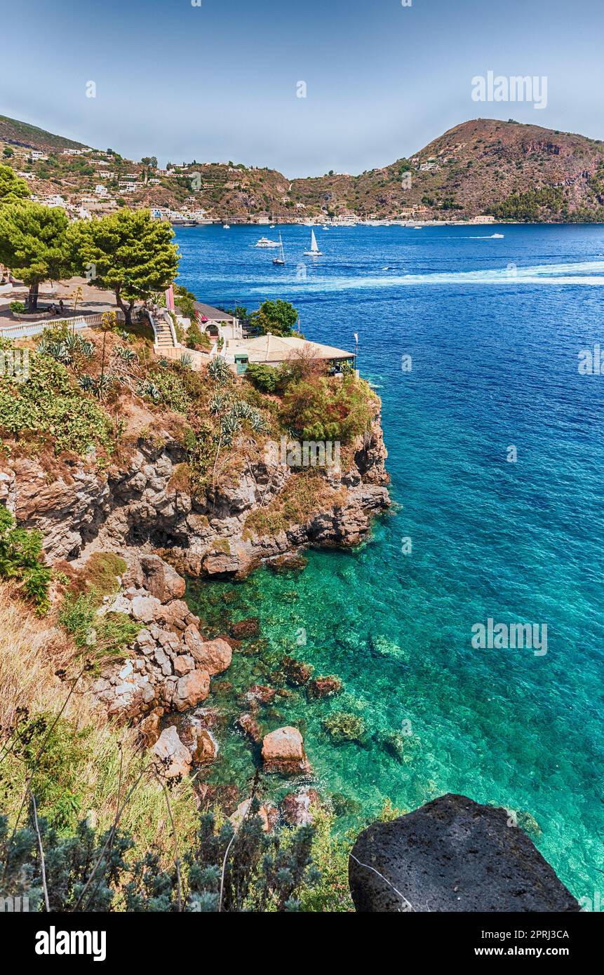 Il panoramico lungomare di Lipari, Isole Eolie, Italia Foto Stock