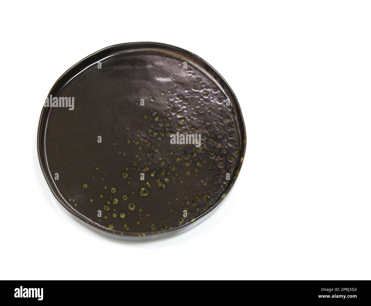 Cerchio nero vuoto moderna piastra in ceramica con texture ruvida, isolata su sfondo bianco con tracciato di ritaglio, vista dall'alto Foto Stock