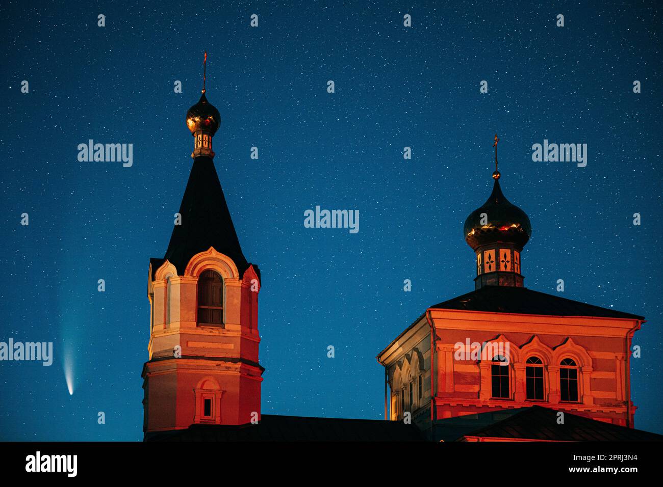 Korma Village, Dobrush District, Bielorussia. Cometa NevoISE C2020f3 in cielo stellato notturno e St. John the Korma Convent Church nel Korma Village. Famosa chiesa ortodossa e patrimonio storico Foto Stock