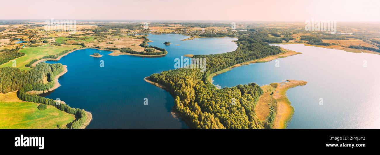 Distretto di Braslaw, Vitebsk Voblast, Bielorussia. Veduta aerea del Lago Nedrovo, paesaggio della Foresta Verde. Vista dall'alto della splendida natura europea da High Attitude. Bird's Eye View. Laghi famosi. Panorama Foto Stock