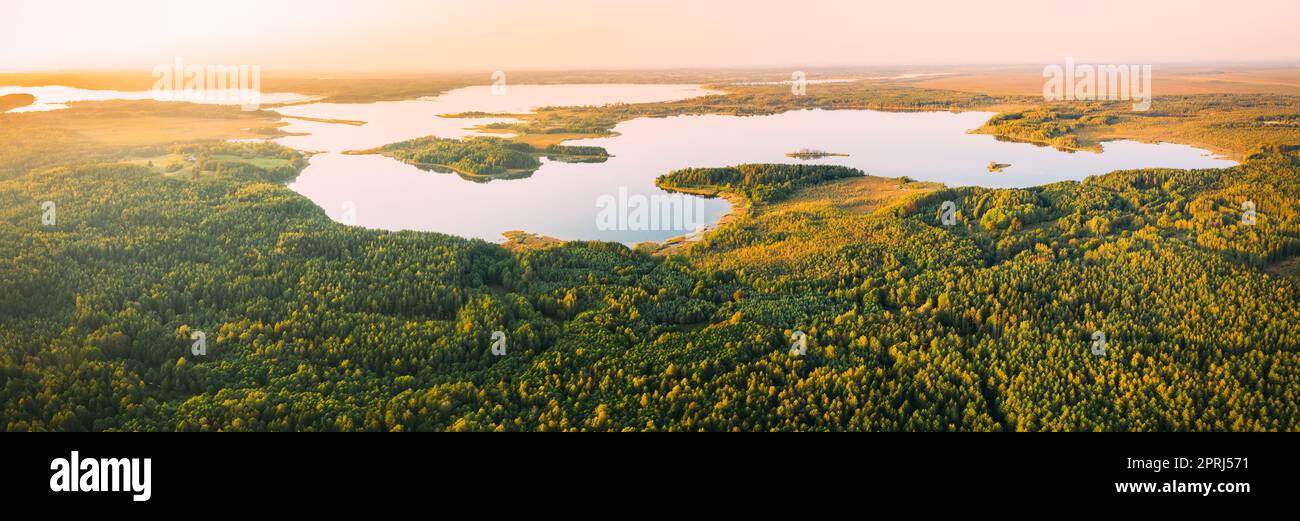 Distretto di Braslaw, Vitebsk Voblast, Bielorussia. Vista aerea dei laghi, paesaggio della Green Forest. Vista dall'alto della splendida natura europea da High Attitude. Bird's Eye View. Laghi famosi. Panorama Foto Stock