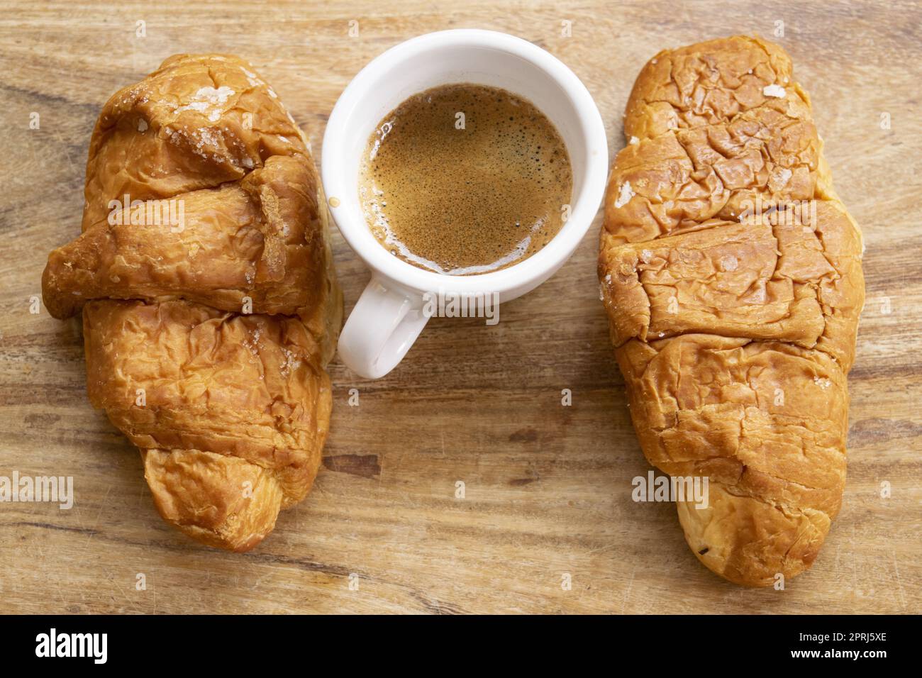 colazione italiana con espresso e croissant corti e cremosi Foto Stock