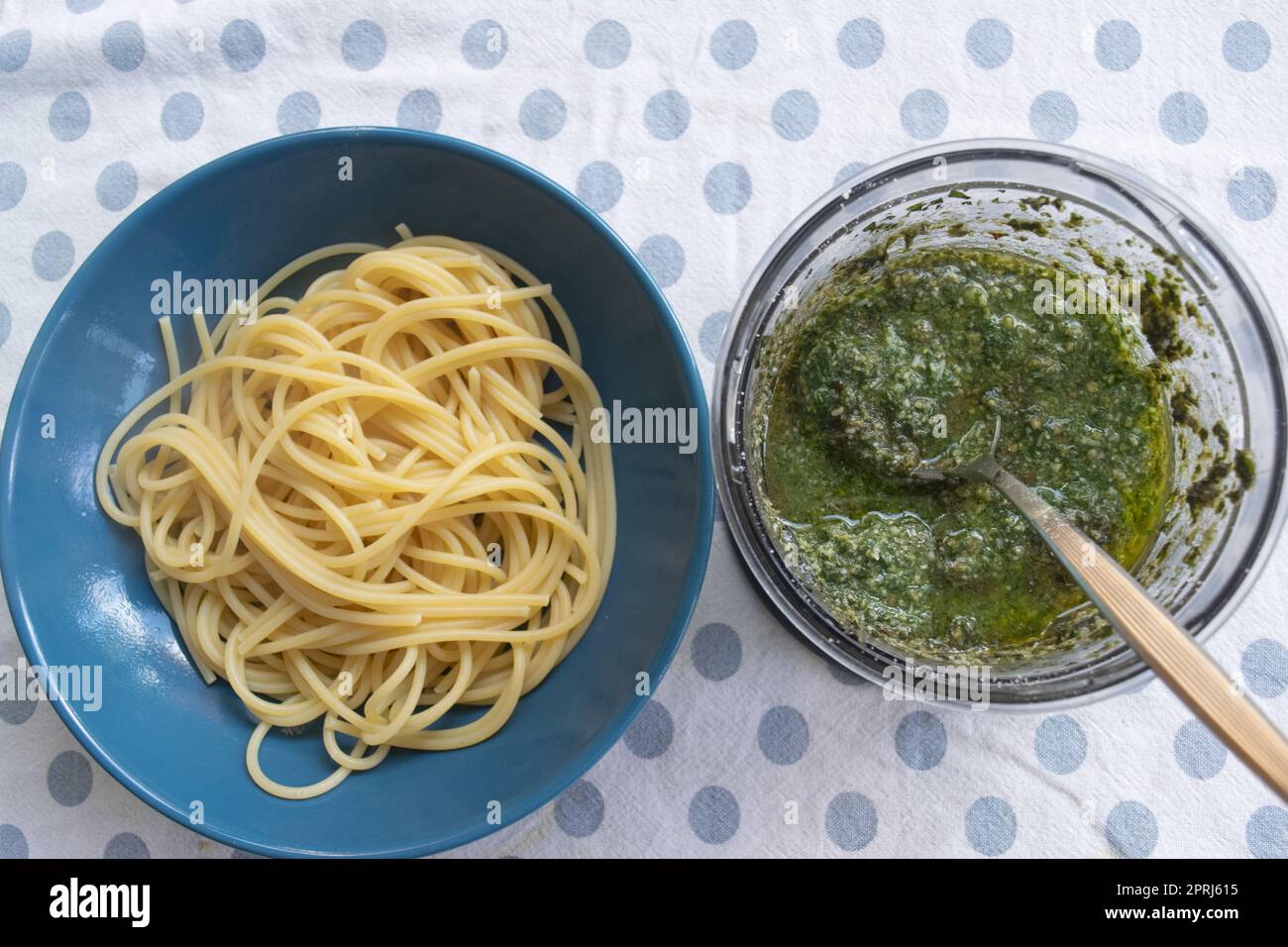 Spaghetti con pesto genovese fatto in casa Foto Stock