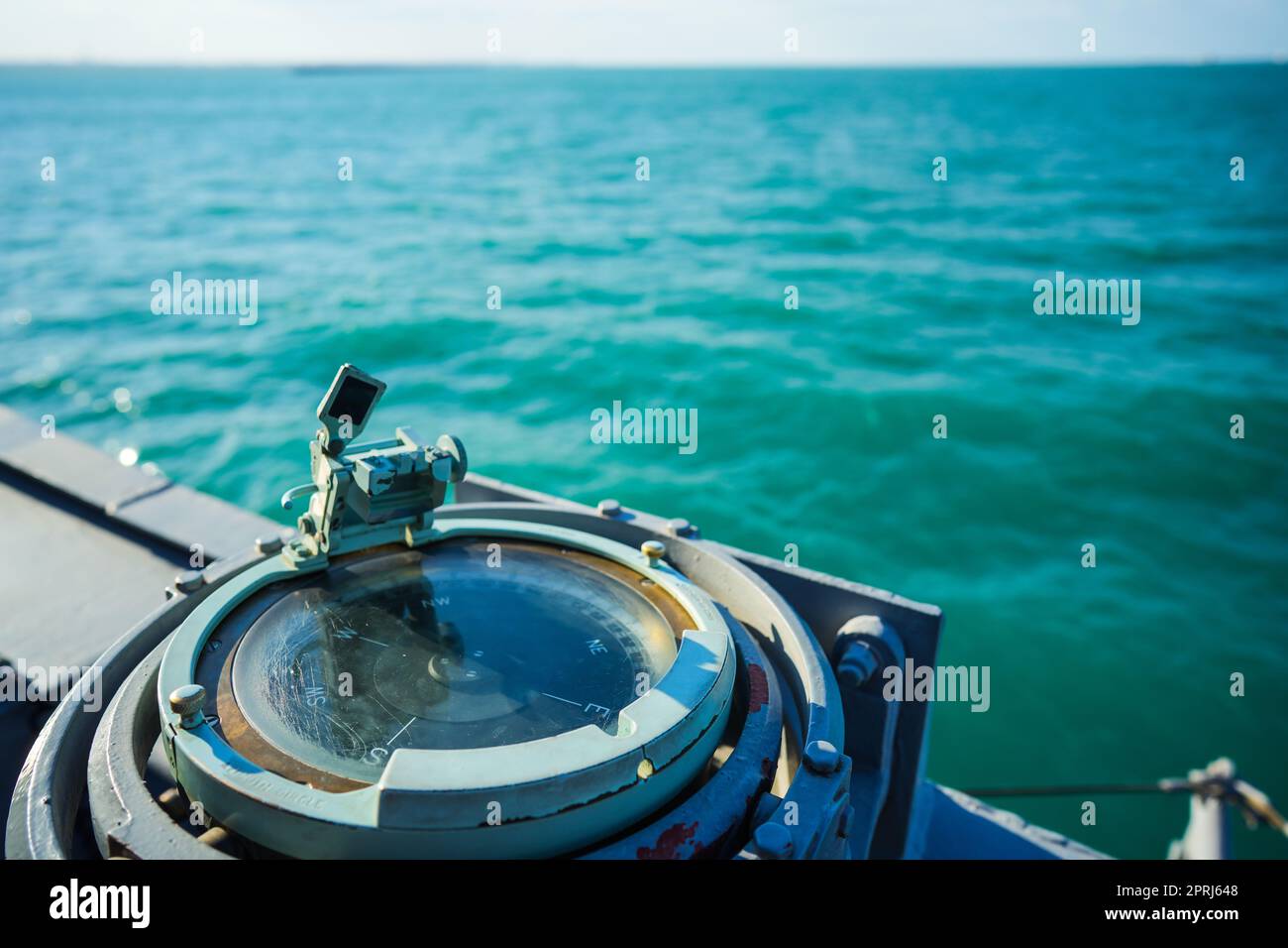 Bussola su una nave militare che naviga sul mare Foto Stock