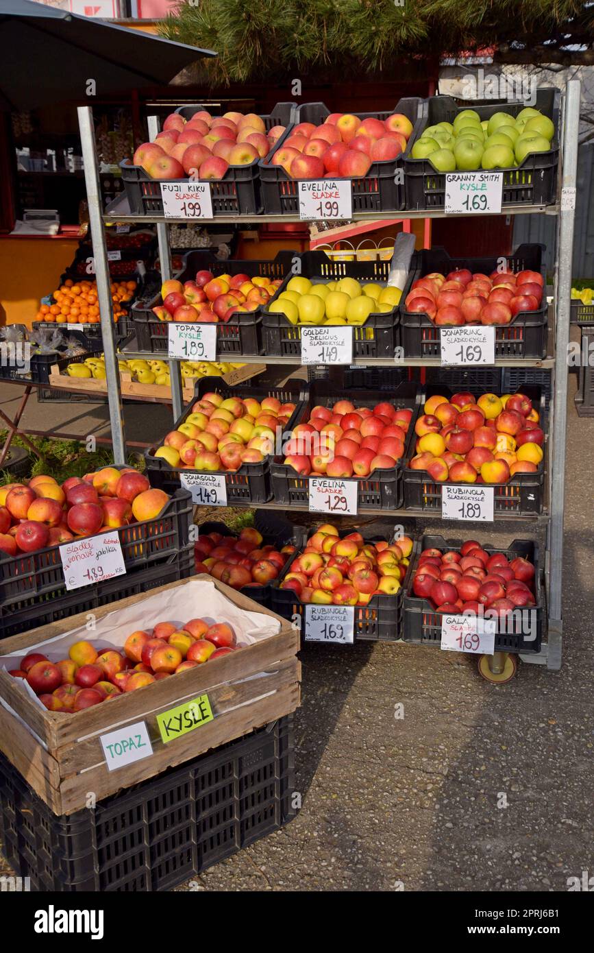 Uno stallo del mercato stradale a Bratislava, Slovacchia, che vende prodotti agricoli freschi, tra cui frutta, verdura e noci, una vista comune in Slovacchia Foto Stock