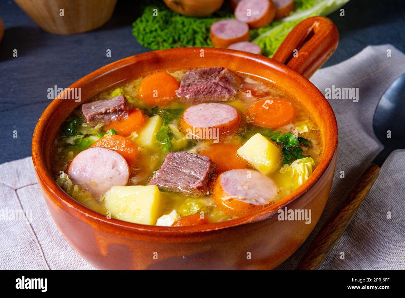 Delizioso stufato di cavolo di savoia in un recipiente rustico Foto Stock