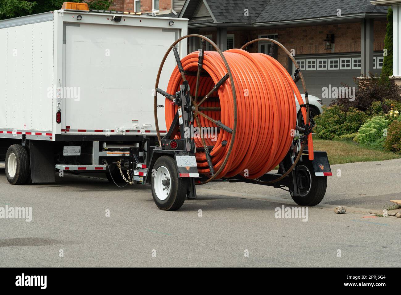 Tubo in plastica per il cablaggio di un cavo in fibra ottica per Internet Foto Stock