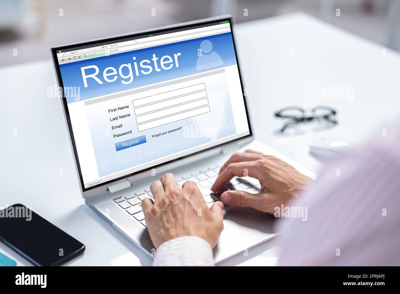 Modulo di registrazione online per la registrazione della mano d'uomo d'affari Foto Stock