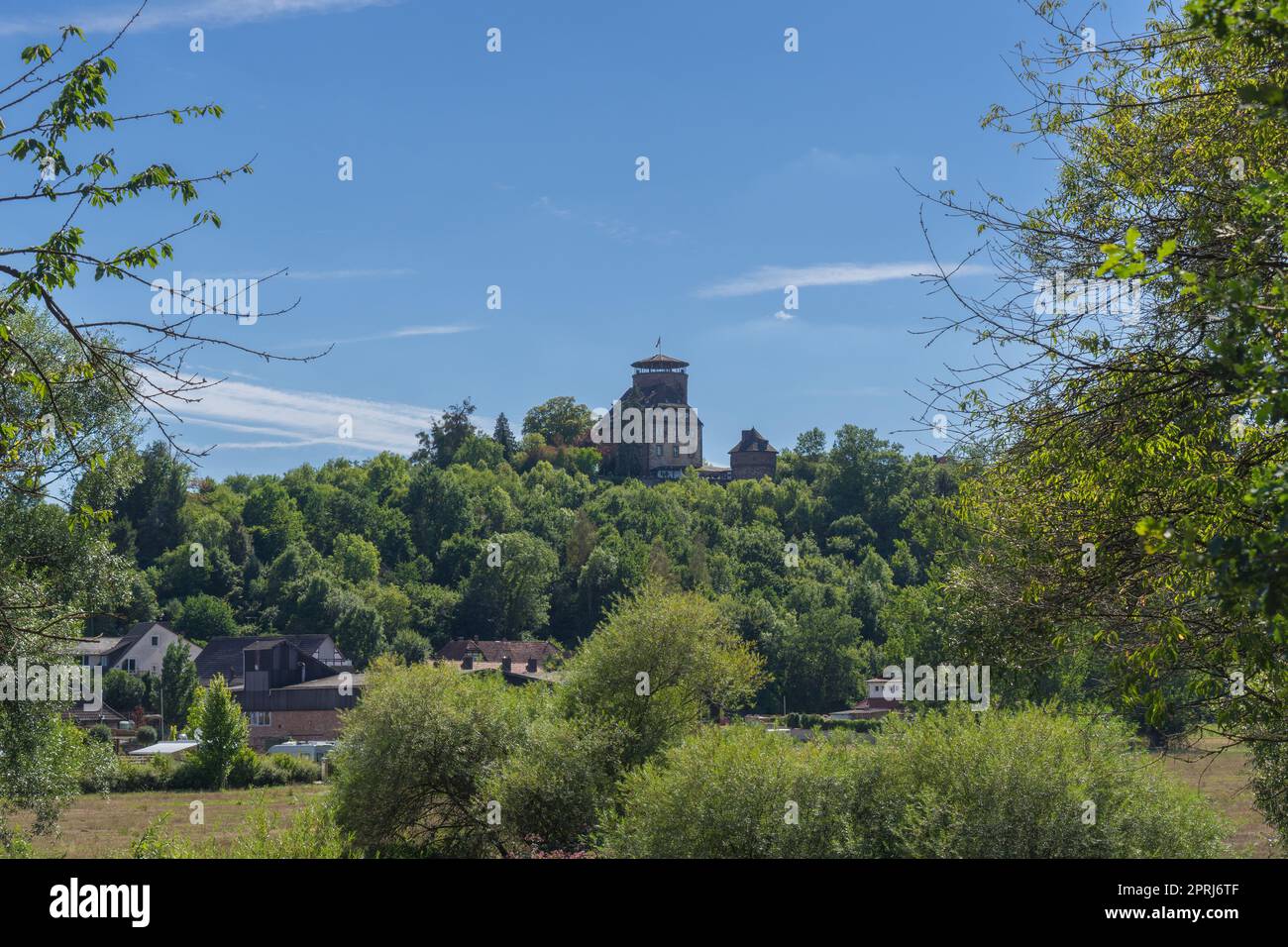 Vista sul villaggio tedesco chiamato Trendelburg con il castello Foto Stock