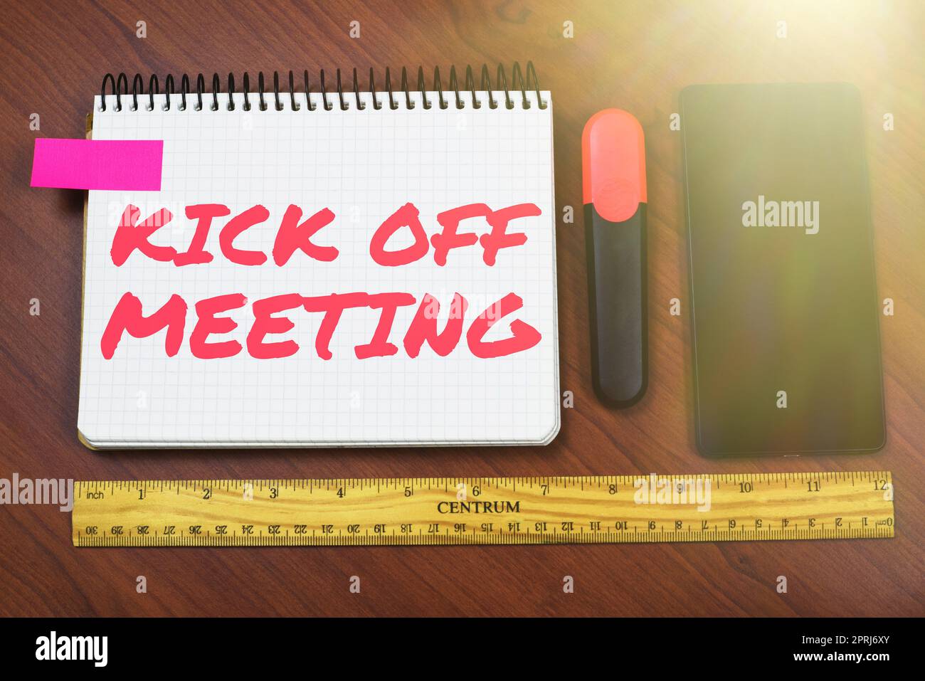 Cartello che mostra il Kickoff MeetingDissuto speciale sulle legalità coinvolte nel progetto. Panoramica aziendale discussione speciale sulle legalità coinvolte nel progetto Foto Stock