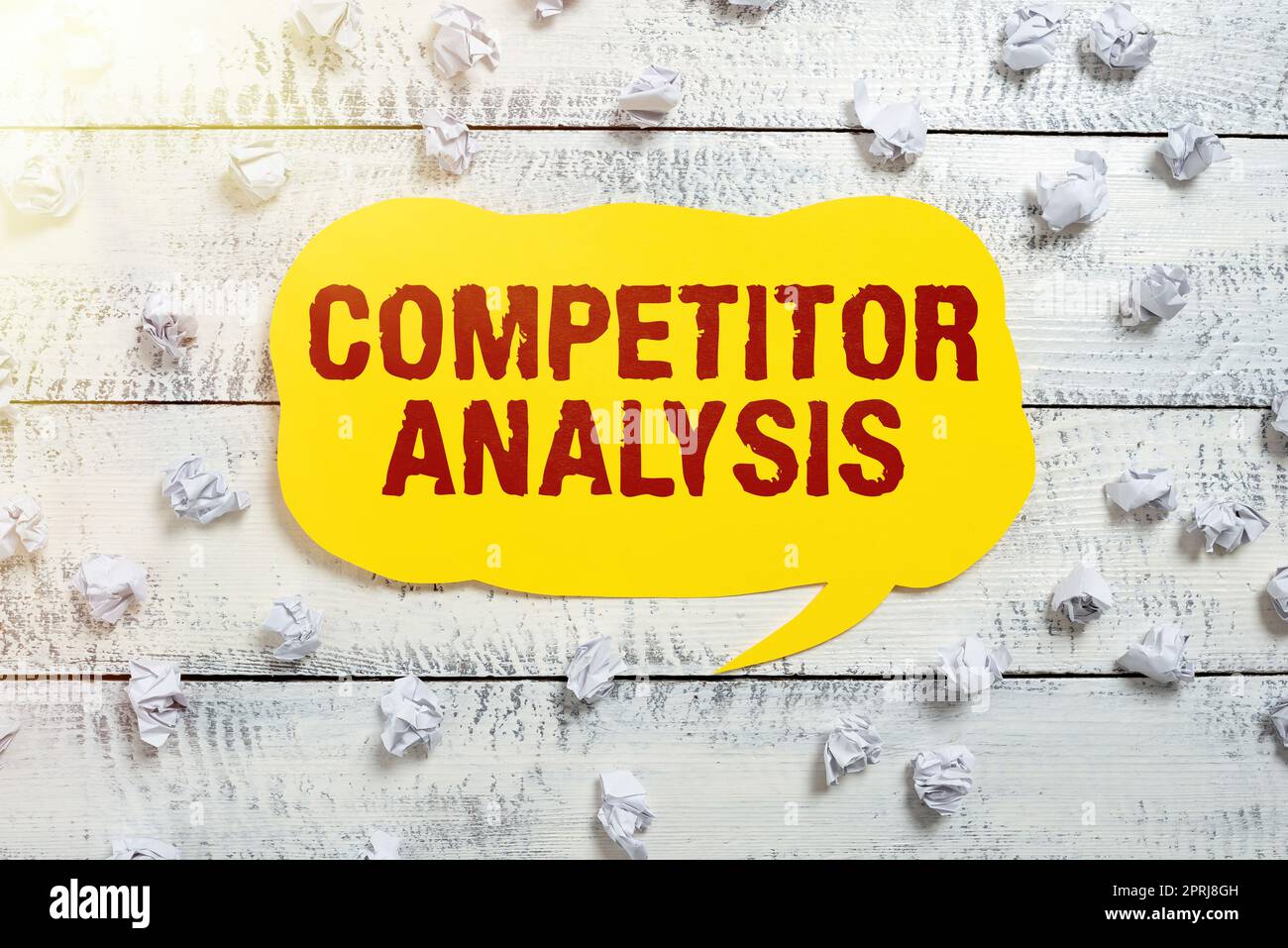 Segno di scrittura a mano concorrenza AnalysisDeterminare la debolezza del mercato competitivo. Le parole scritte su determinano la forza debolezza del mercato competitivo Foto Stock
