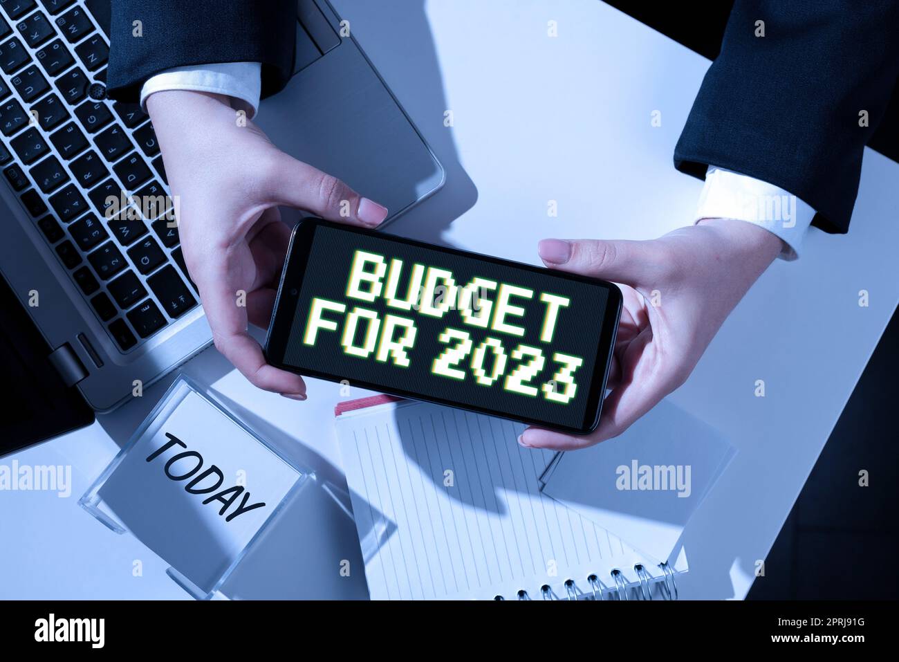 Bilancio concettuale per il 2023An previsioni scritte delle entrate e delle spese per il 2023. Approccio aziendale stime scritte delle entrate e delle spese per il 2023 Foto Stock