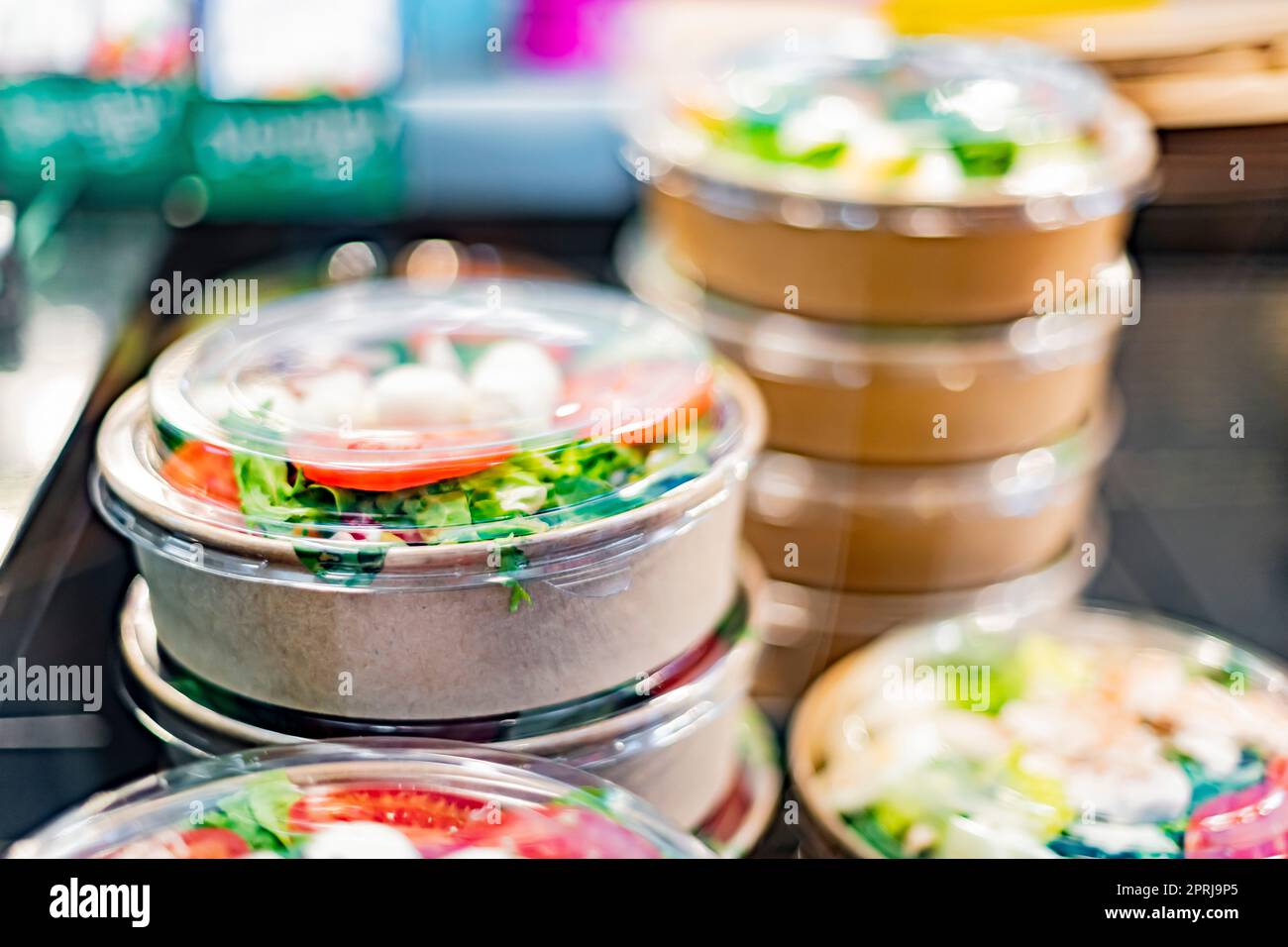 Pasti pronti da consumare esposti in un frigorifero commerciale Foto Stock