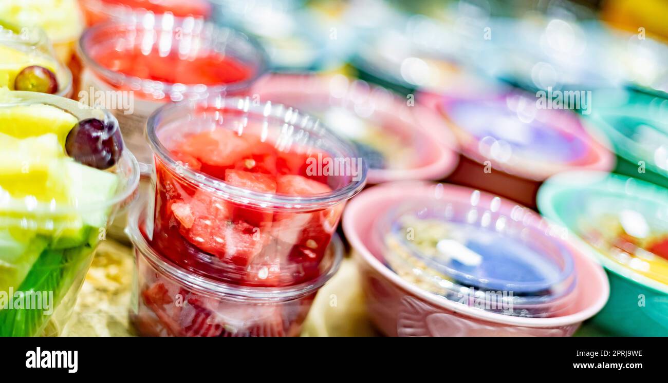 Macedonie di frutta preconfezionate esposte in un frigorifero commerciale Foto Stock