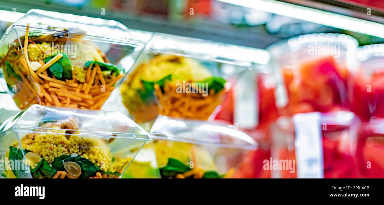 Pasti pronti da consumare esposti in un frigorifero commerciale Foto Stock