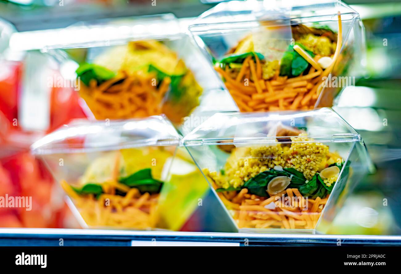 Pasti pronti da consumare esposti in un frigorifero commerciale Foto Stock