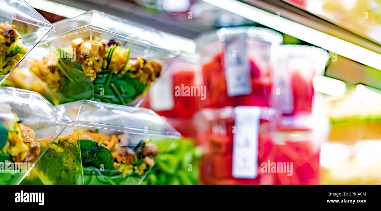 Pasti pronti da consumare esposti in un frigorifero commerciale Foto Stock