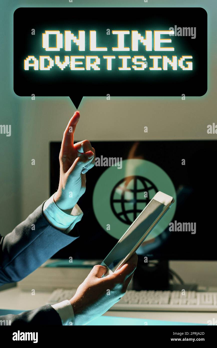 Scrittura visualizzazione di testo pubblicità online Web Marketing Internet per promuovere prodotti e servizi. Business idea Internet Web Marketing per promuovere prodotti e servizi Foto Stock