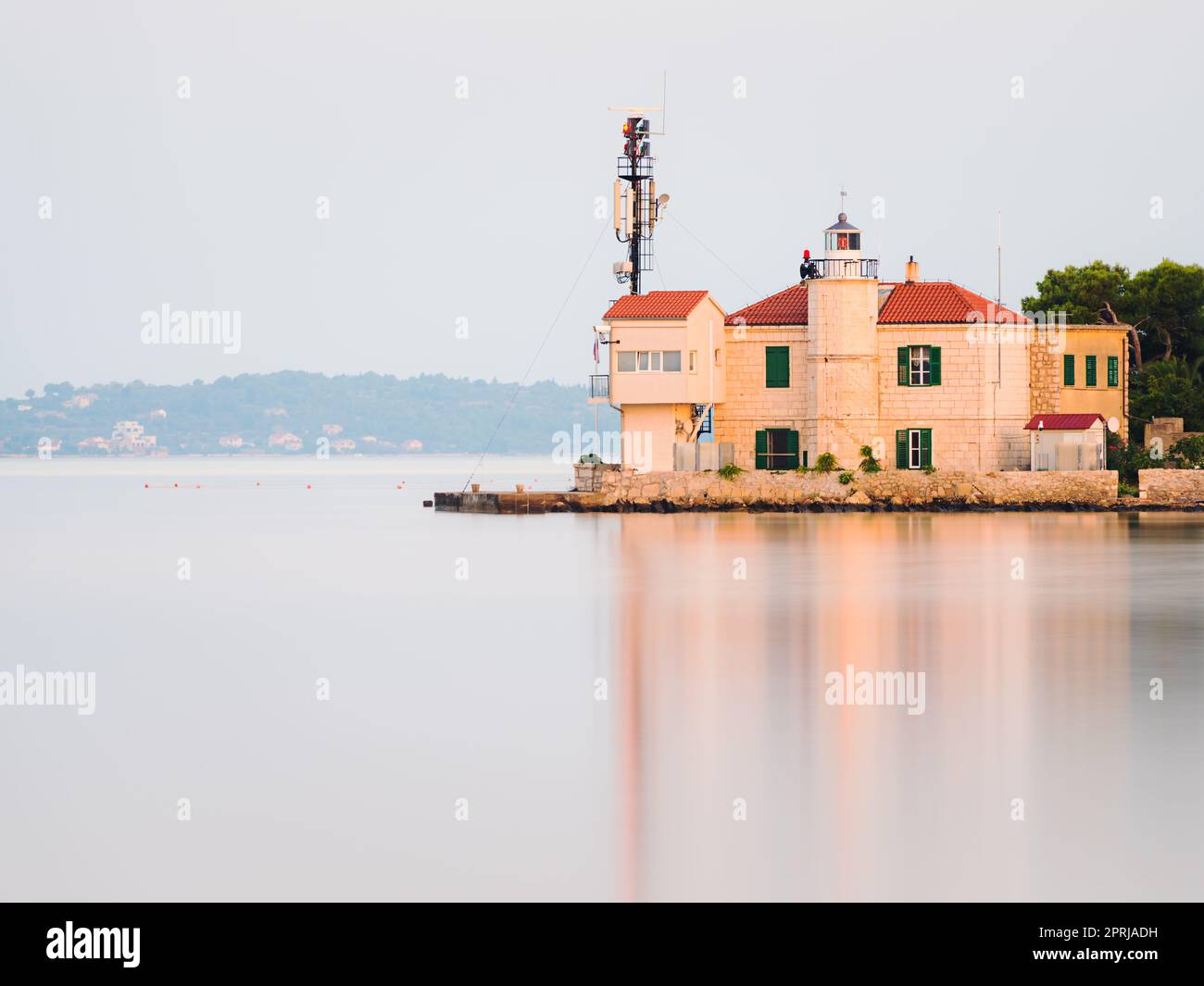 Faro sul canale vicino a sibenik croazia Foto Stock