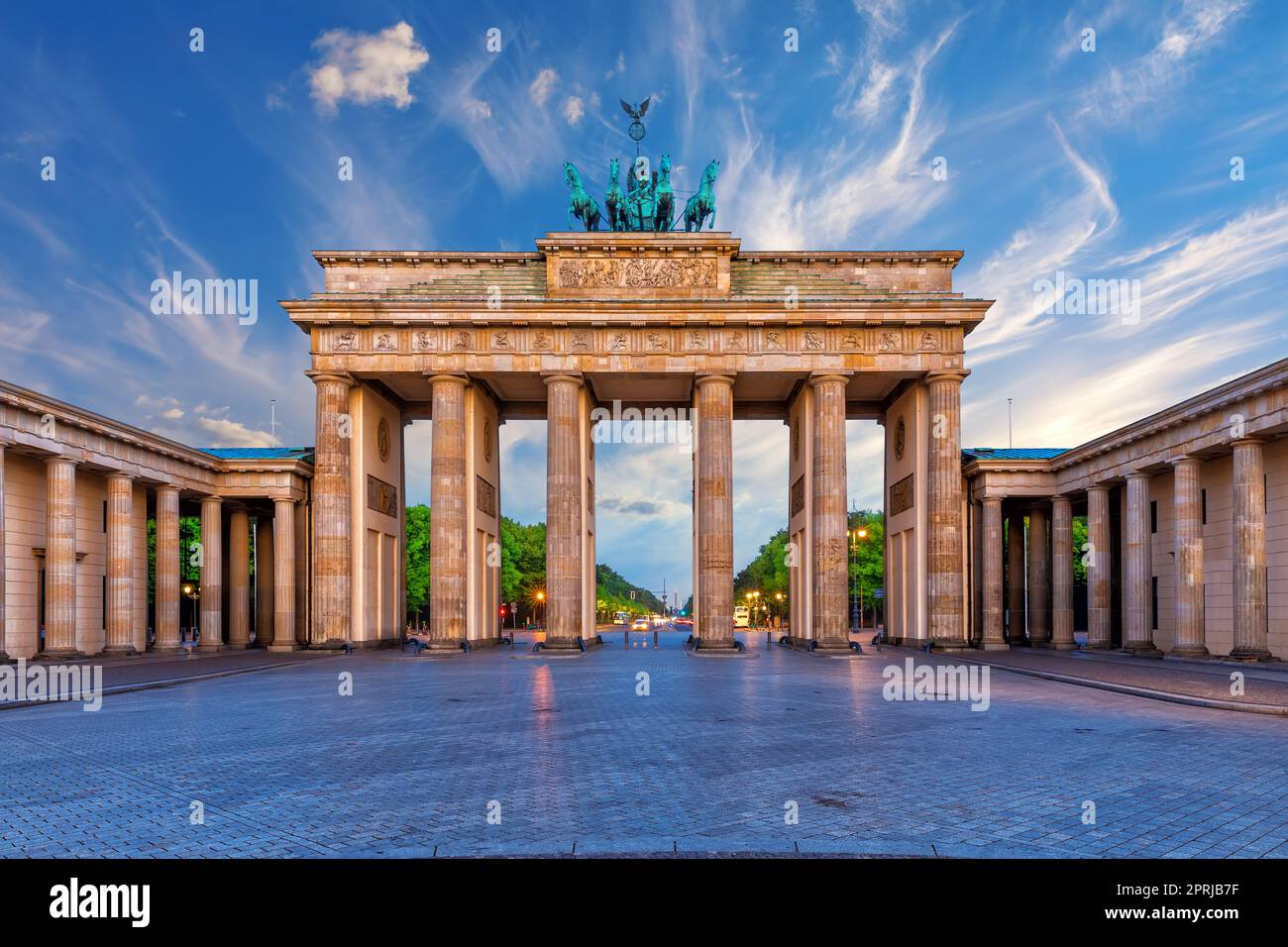 Porta di Brandeburgo o Brandenburger Tor all'alba, Berlino, Germania. Foto Stock