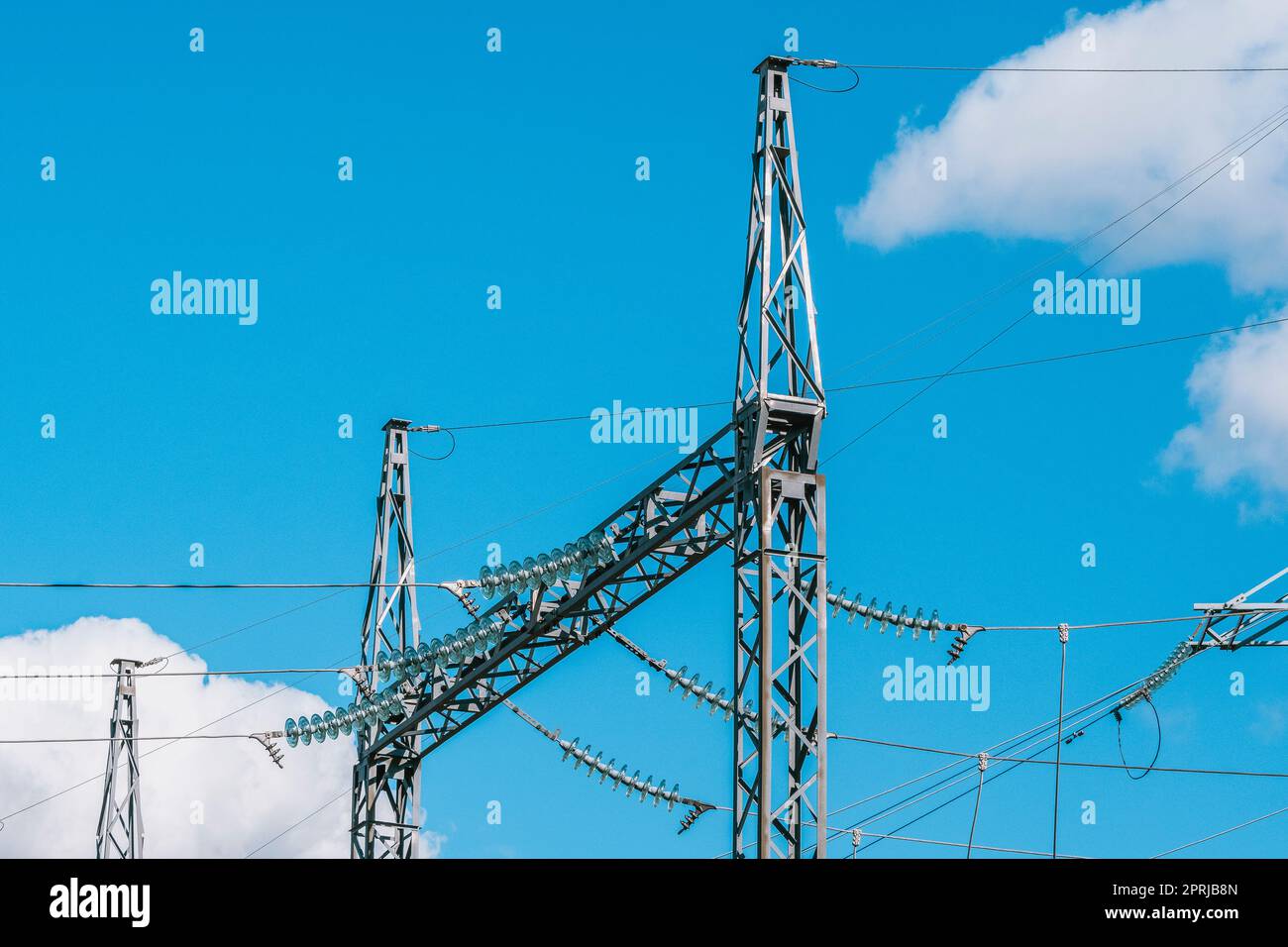 Concetto di elettricità, primo piano sulla stazione delle linee elettriche ad alta tensione Foto Stock