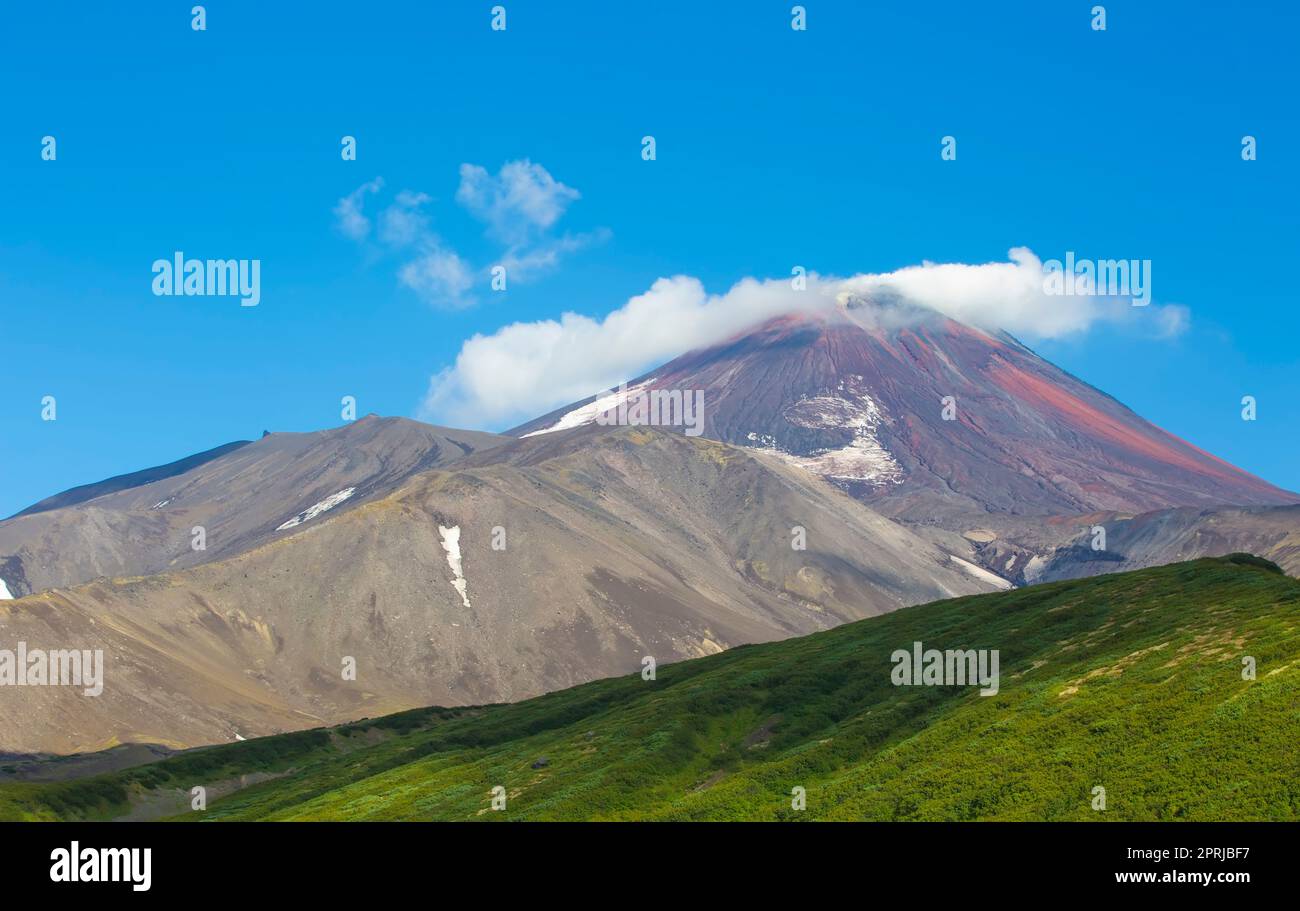 Vista dalla cima del vulcano Avachinsky sulla penisola di Kamchatka Foto Stock