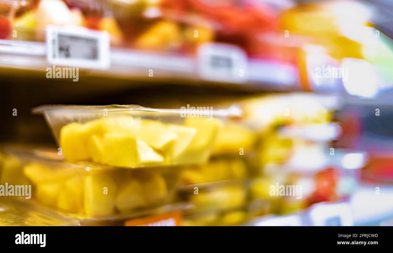 Pacchetti con frutta fresca in un frigorifero commerciale Foto Stock