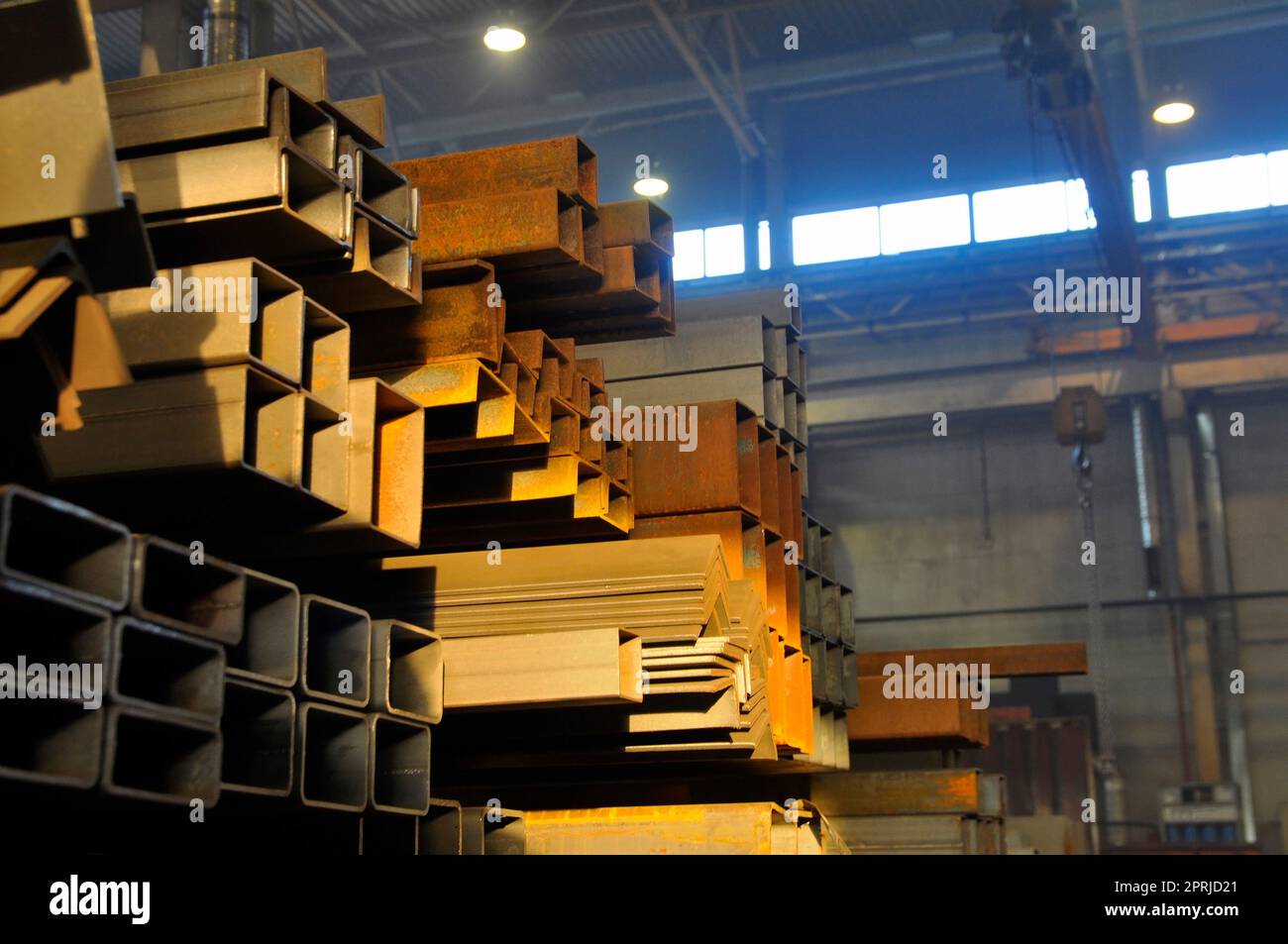 Stoccaggio di metalli laminati nel magazzino dell'impianto. Industria. Foto Stock