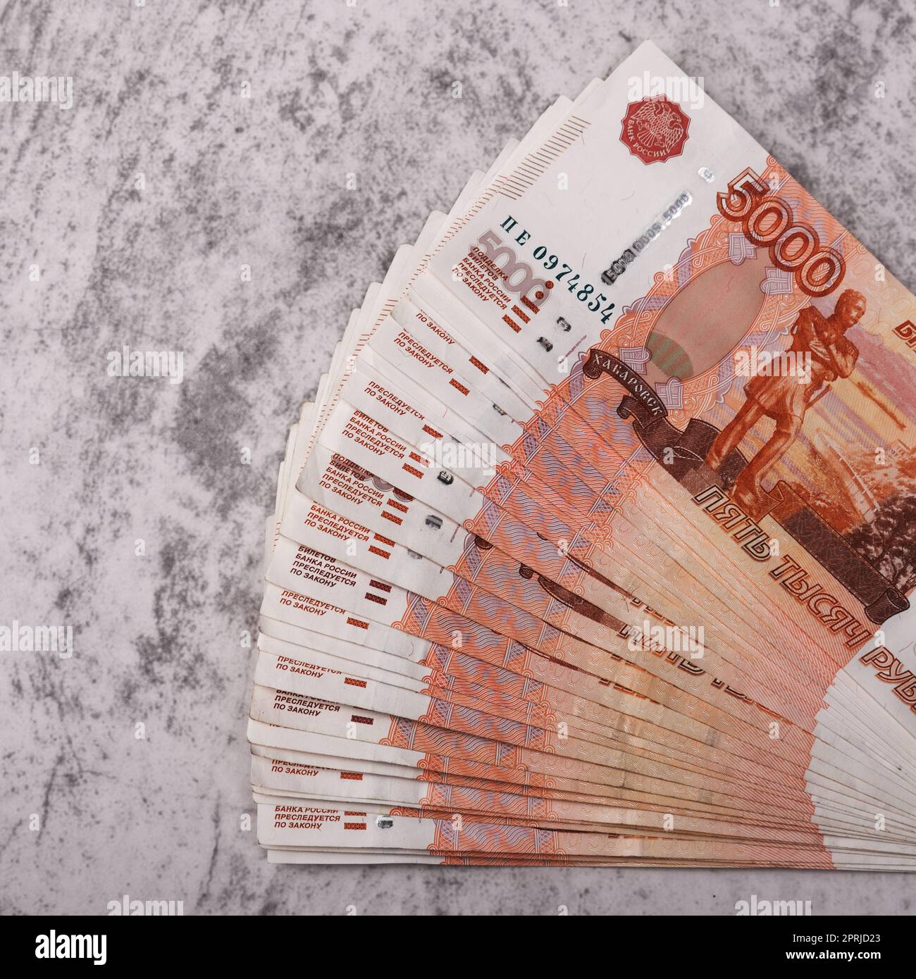 Banconote in denaro russe di cinquemila rubli, contesto. Foto Stock