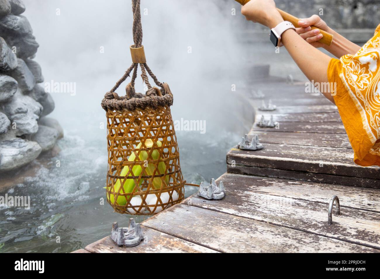 Cucinate mais e uova all'interno di un cesto in una sorgente calda a Jioujhihze di Taipingshan a Taiwan Foto Stock