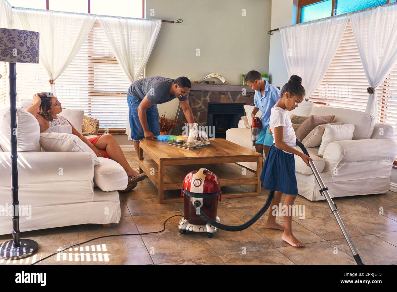 Molte mani fanno lavoro leggero. Una famiglia che pulisce intorno alla casa. Foto Stock