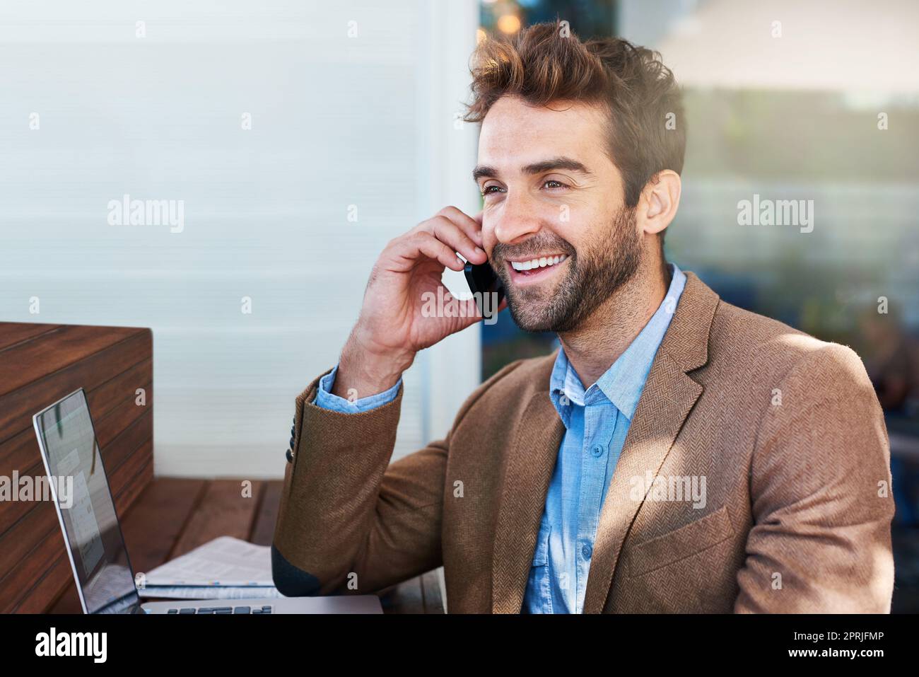 Creare tutte le connessioni giuste. Un giovane imprenditore che parla al telefono in un bar. Foto Stock