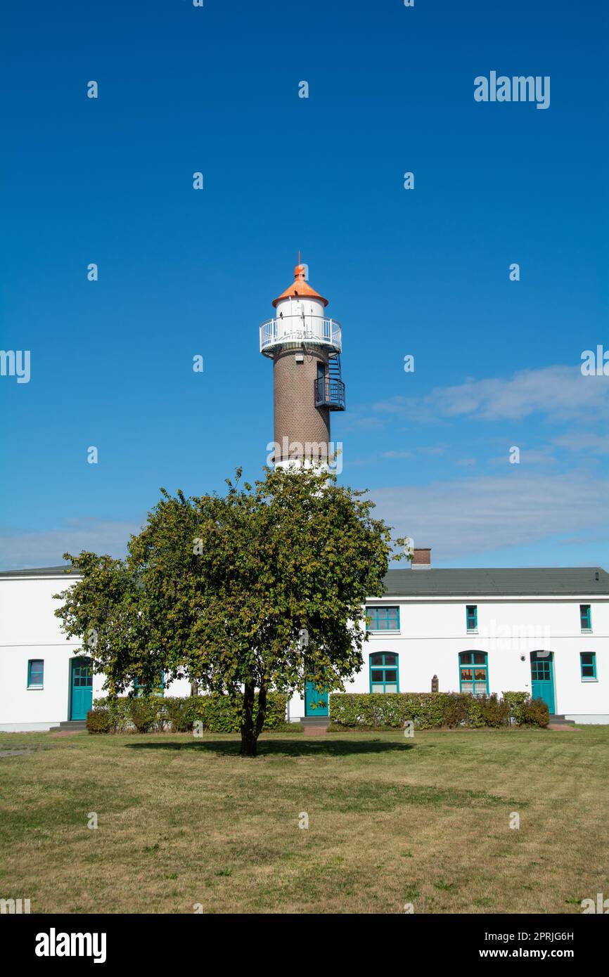 Faro dal 1872, sull'isola di Poel, sul Mar Baltico a Timmendorf Strand, vicino a Wismar, Germania, Europa, con alberi verdi e cielo blu Foto Stock