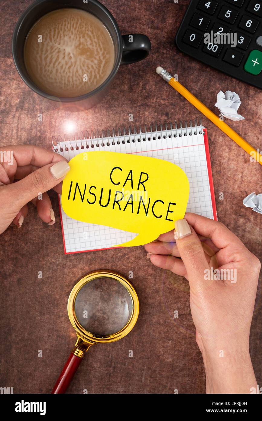 Segno di testo che mostra assicurazione auto, parola scritta sulla copertura degli incidenti Politica completa garanzia del veicolo a motore Foto Stock