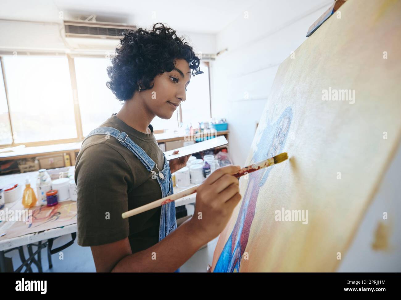 Pittura artistica, creativa e artistica in studio per esposizione con acquerello e pittura ad olio. Donna pittore indiano professionista con un pennello in mano, Foto Stock