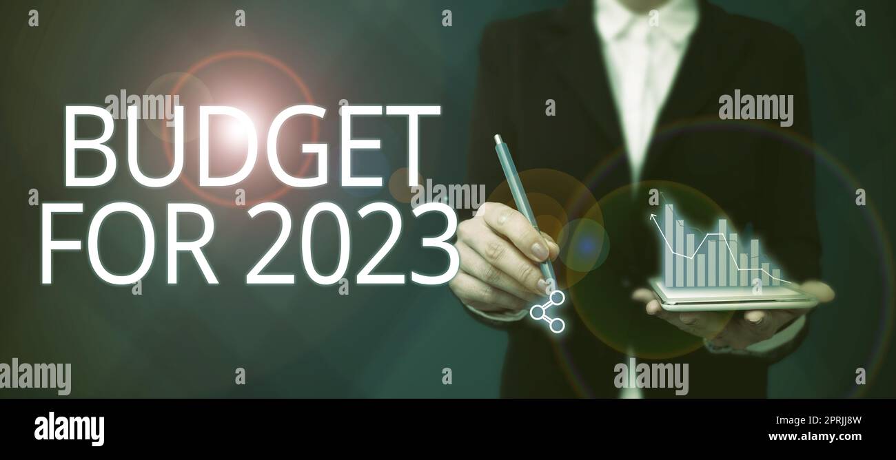 Scrittura visualizzazione del testo bilancio per il 2023An stime scritte delle entrate e delle spese per il 2023. Business idea una stima scritta delle entrate e delle spese per il 2023 Foto Stock