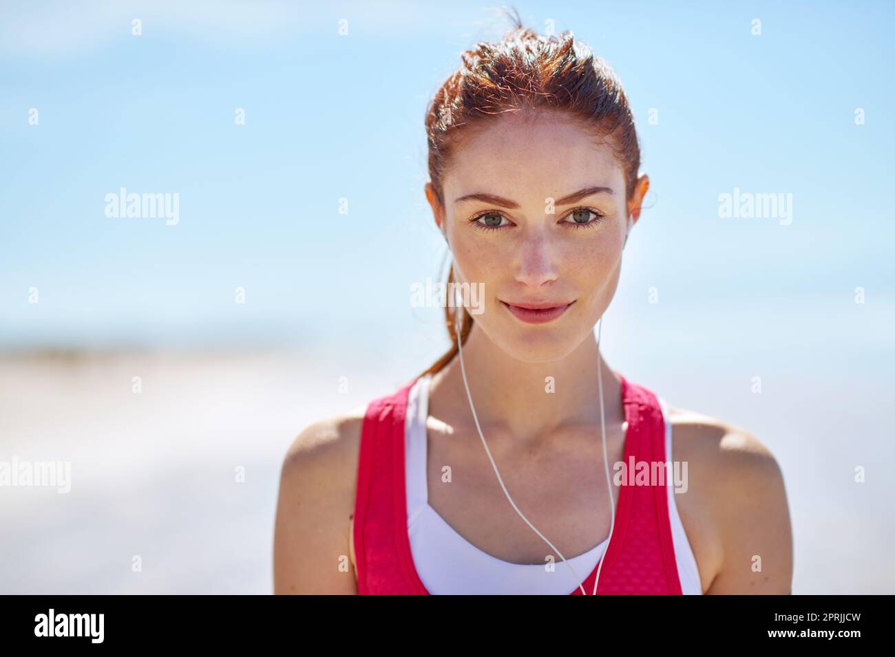 La spiaggia è il mio posto preferito per allenarsi, una giovane donna sportiva sulla spiaggia. Foto Stock