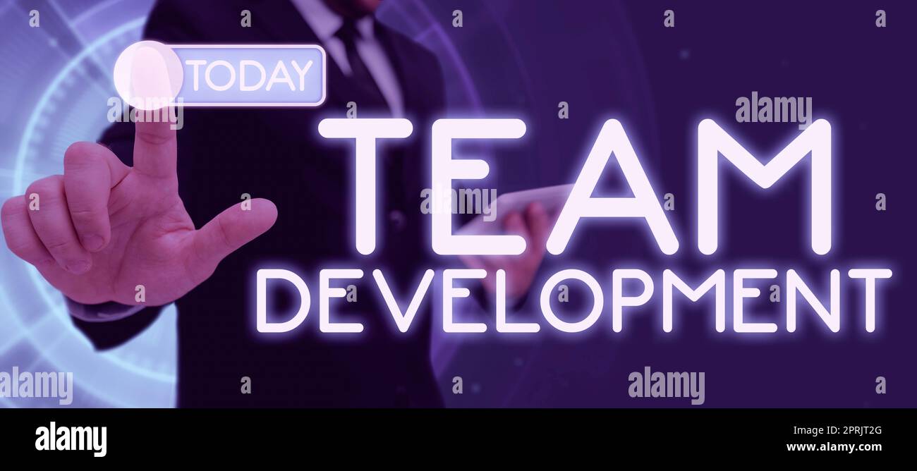 Scrittura a mano Team DevelopmentScoprite perché e come i piccoli gruppi cambiano nel tempo con i grafici. Concetto aziendale Scoprite perché e come i piccoli gruppi cambiano nel tempo con i grafici Foto Stock