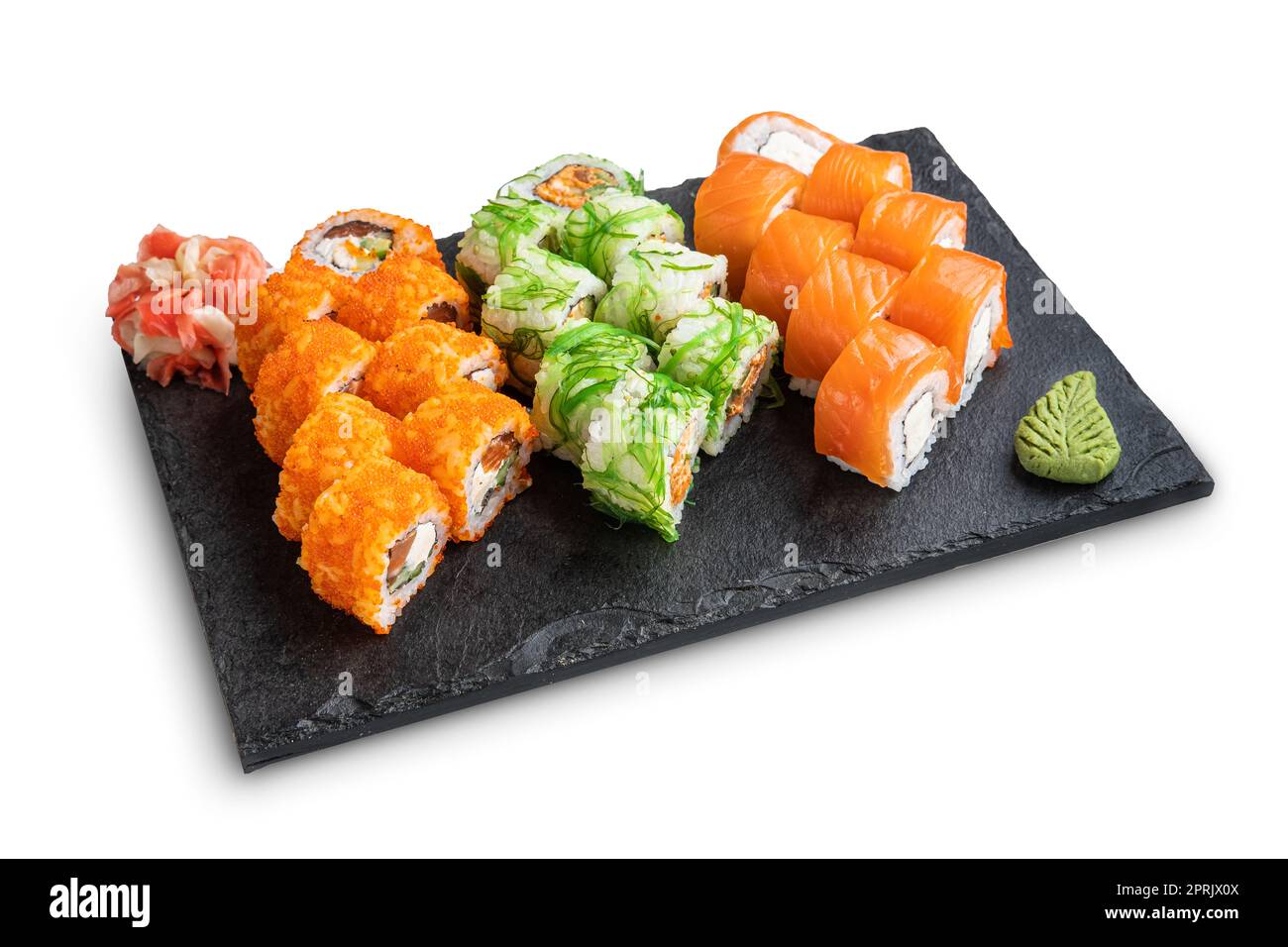 Grandi serie di rotoli con wasabi e zenzero sott'aceto su pietra che serve board isolato su bianco Foto Stock