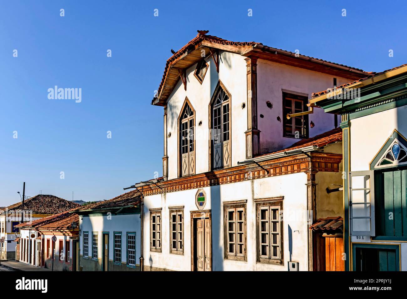 Facciate di strade e case in stile coloniale nella città vecchia e storica di Diamantina a Minas Gerais, Brasile Foto Stock