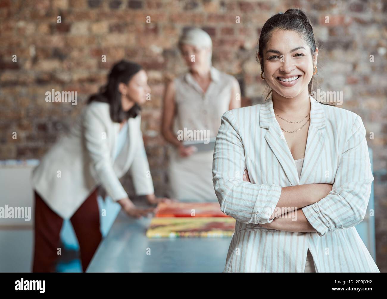 Leadership, orgogliosa e ritratto di donna d'affari in strategia, pianificazione e collaborazione incontro per visione, missione e motivazione professionale. Team leader o manager con un obiettivo di sviluppo aziendale Foto Stock