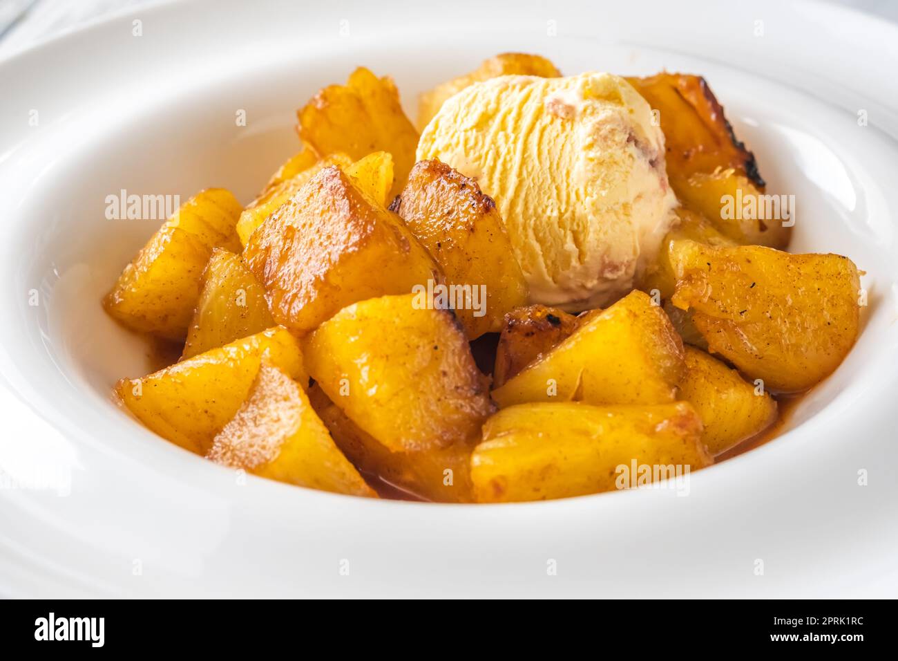 Fette di ananas caramellato arrosto con gelato Foto Stock