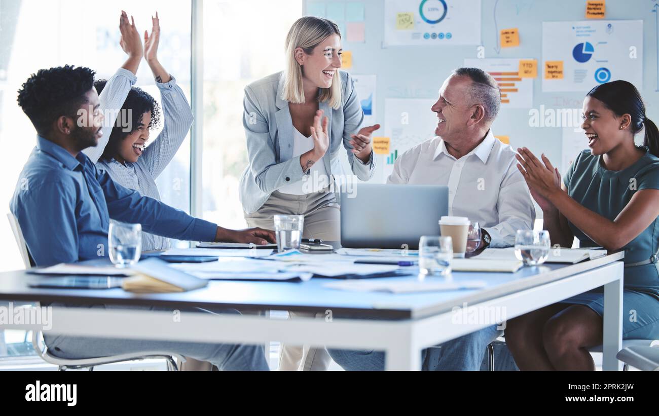 Riunioni aziendali per il clapping, il successo e la diversità con carta infografica, lavoro di squadra e collaborazione. Sorridi, uomini, donne e gruppo di marketing digitale felici ed entusiasti con il vincitore della strategia e l'accordo crm Foto Stock