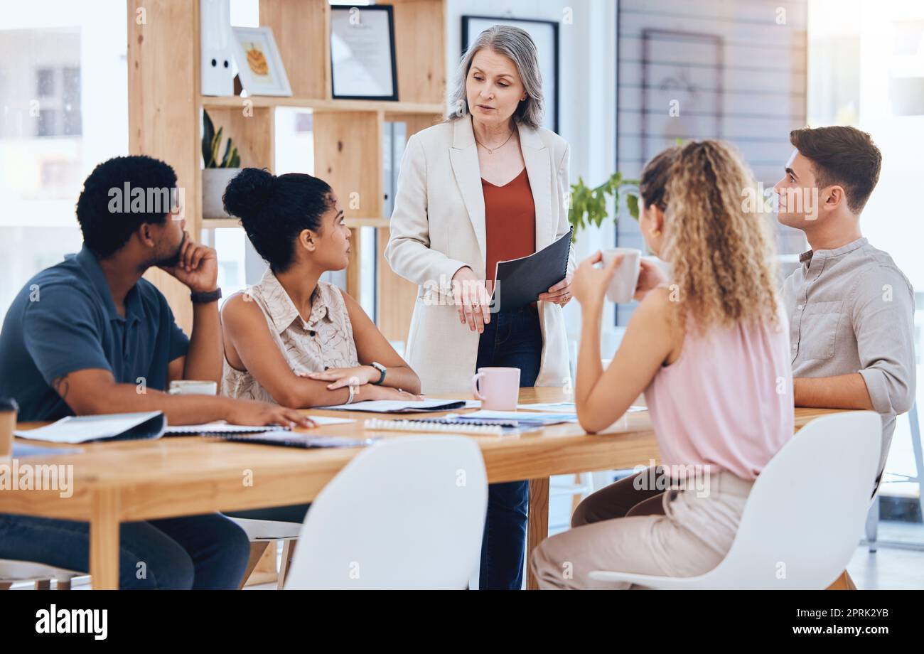 CEO Woman Consulting Young team, spiega la strategia aziendale e la collaborazione professionale. Il gruppo di dipendenti ascolta il capo, il manager dell'ufficio aziendale che pianifica le riunioni e il personale incentrato sulle soluzioni Foto Stock